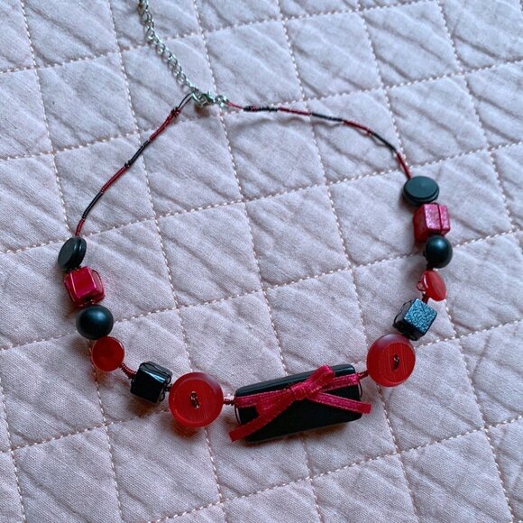 Handmade - Vintage Button & Bead Choker Necklace – Red & Black with Bow Detail - Picture 7 of 8